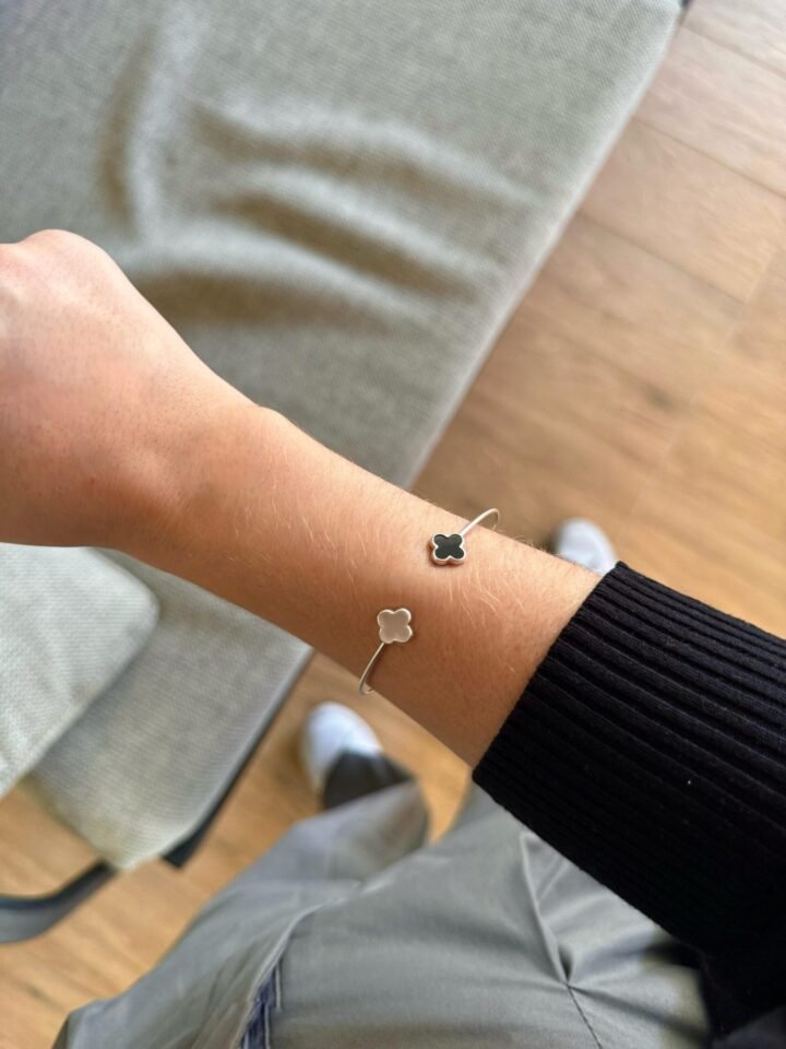Bracelete Trevo C/ Pedra Madrepérola & Ônix