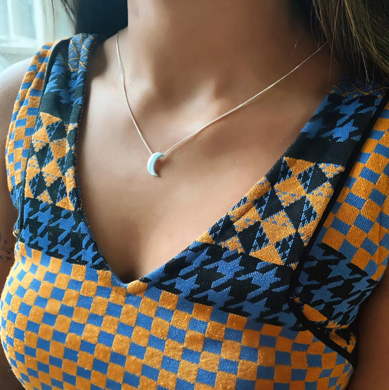 Colar Lua “Em Pé”