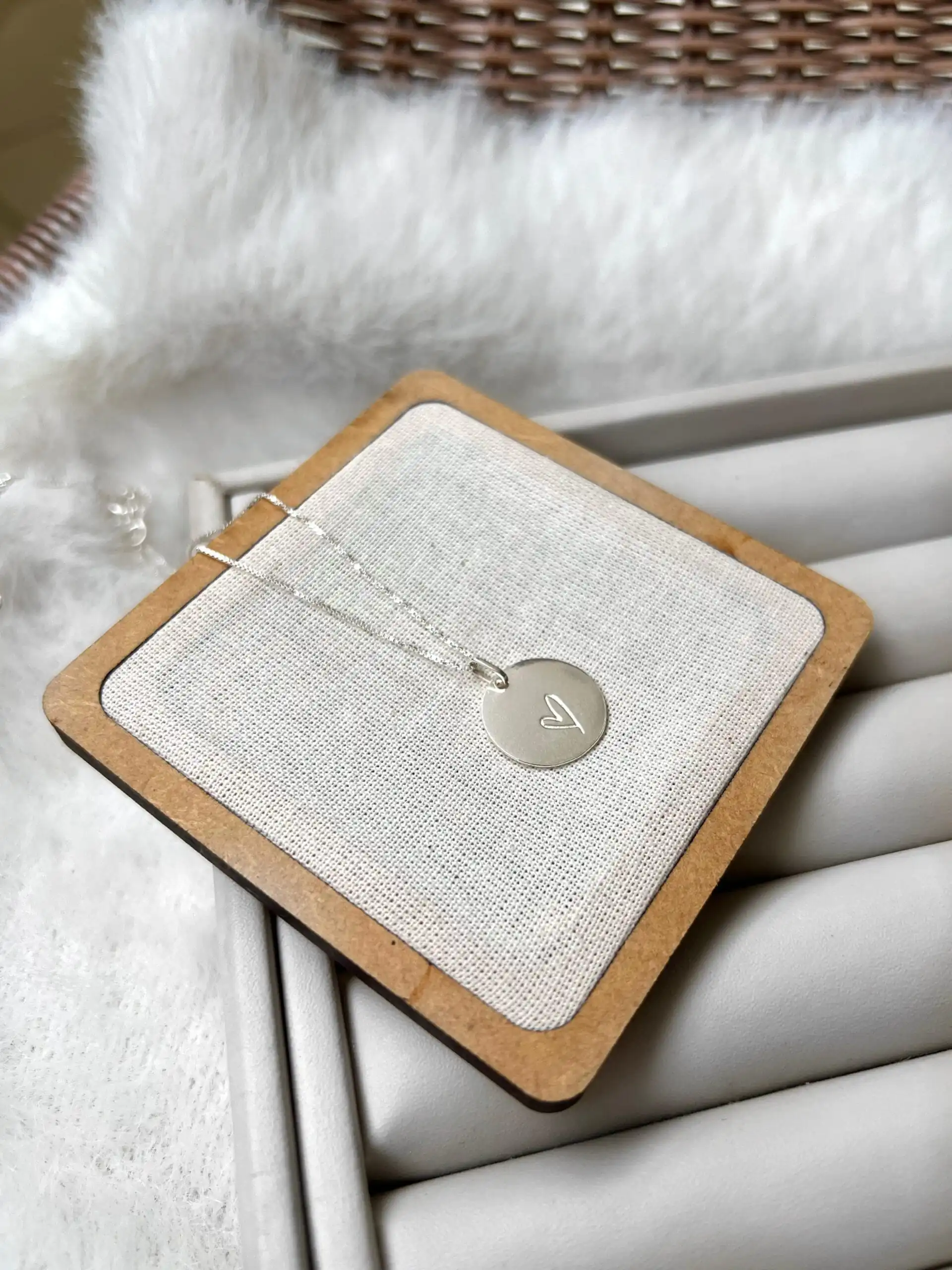 Colar Pingt. Medalha C/ Coração Desenhado