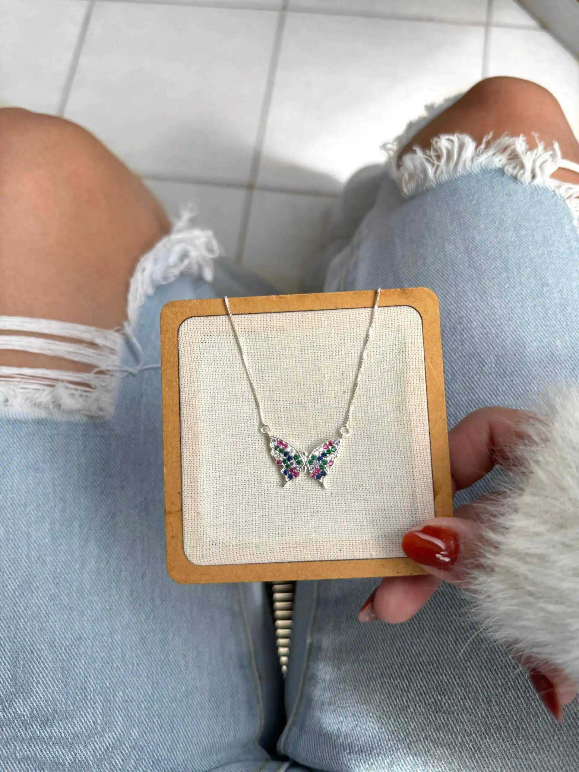 Colar Borboleta Cravej. Colorido - Imagem 2