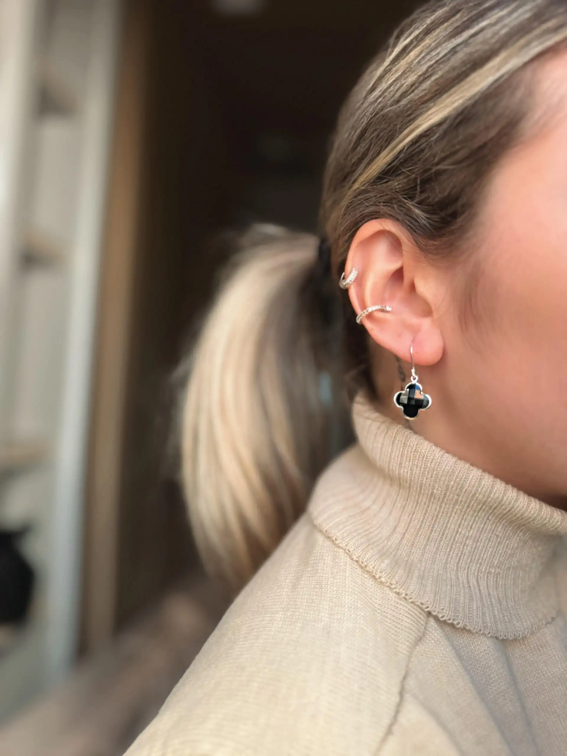 Brinco Gancho De Trevo (Inspiração Van Cleef & Arpels)