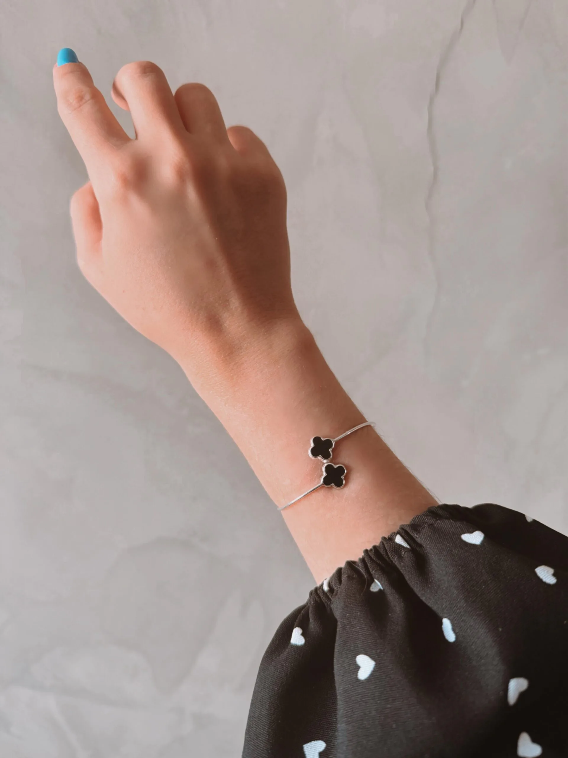 Bracelete Trevo C/ Pedra Preta - Imagem 2