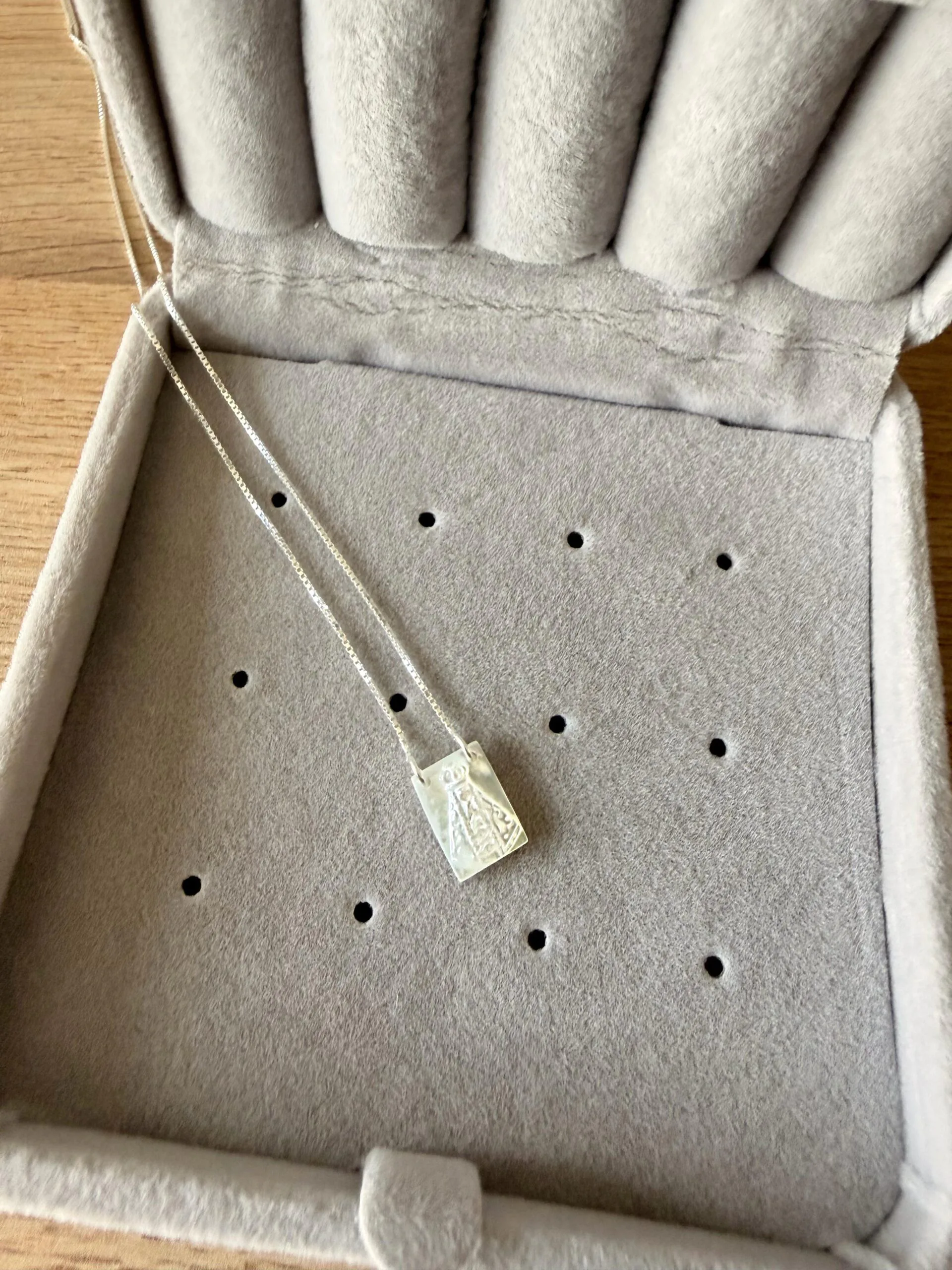 Colar Plaquinha Nossa Senhora Aparecida (Madrepérola) - Imagem 3